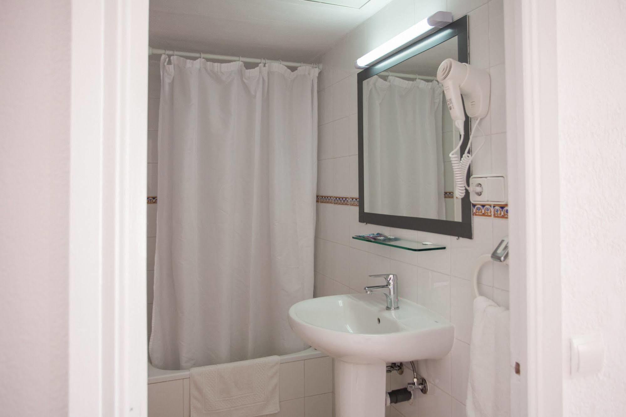Hostal Los Pinos Es Cana エクステリア 写真